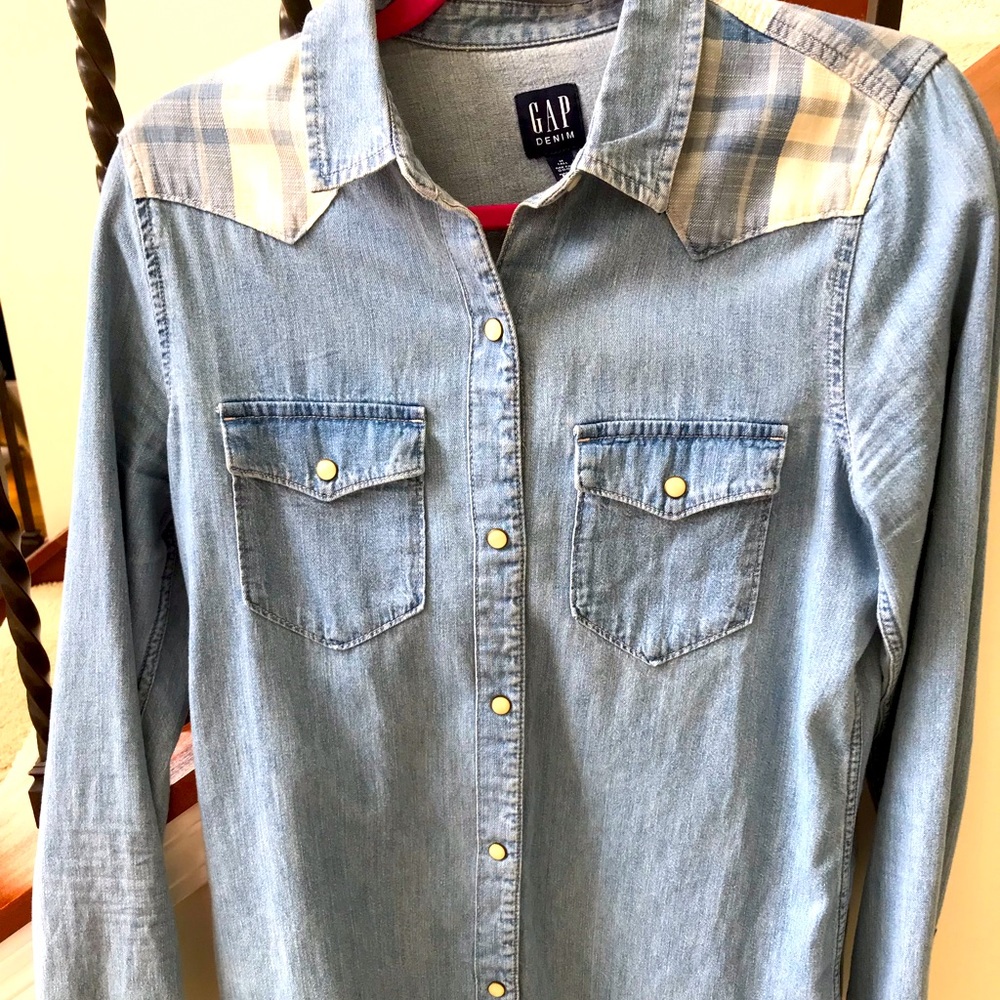 Gap Denim Medium Tall Button Down Chambray Shirt